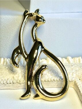 Vintage Large Gold Tone Sitting Cat Outline Brooch